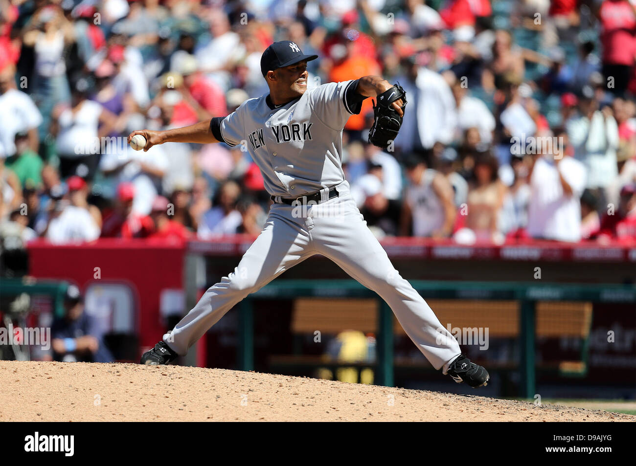 Mariano rivera on the mound hi-res stock photography and images - Alamy