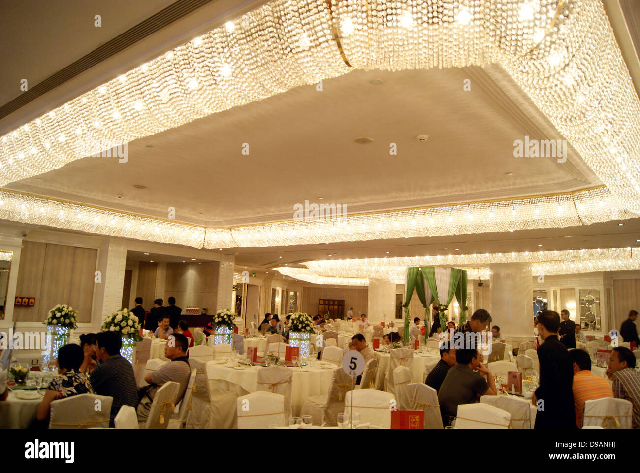 Chinese wedding banquet, held in the hotel, people have to sit down and