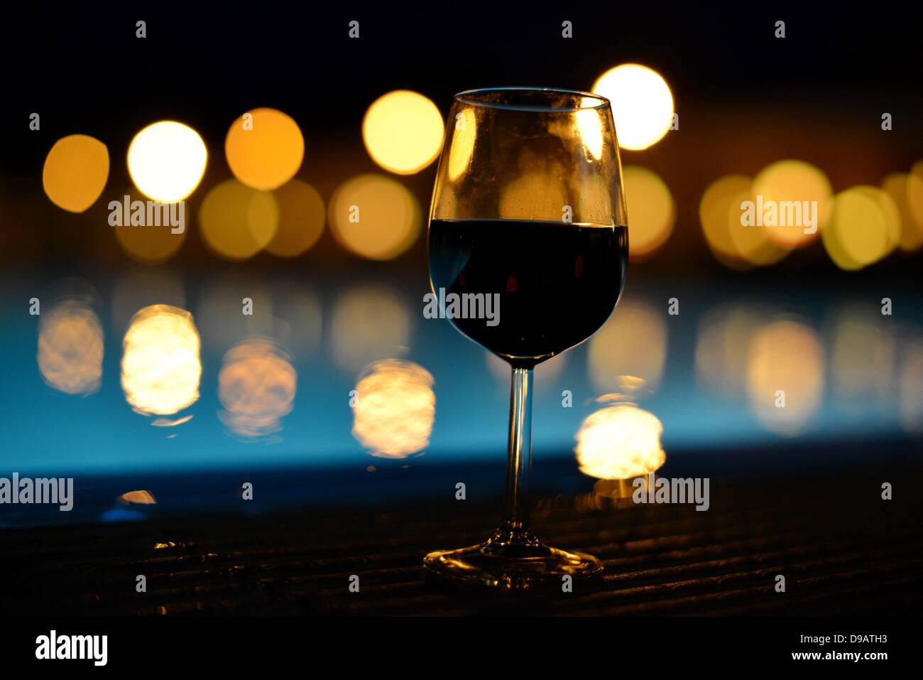 A wine glas in atmospheric light. Photo: Frank May Stock Photo