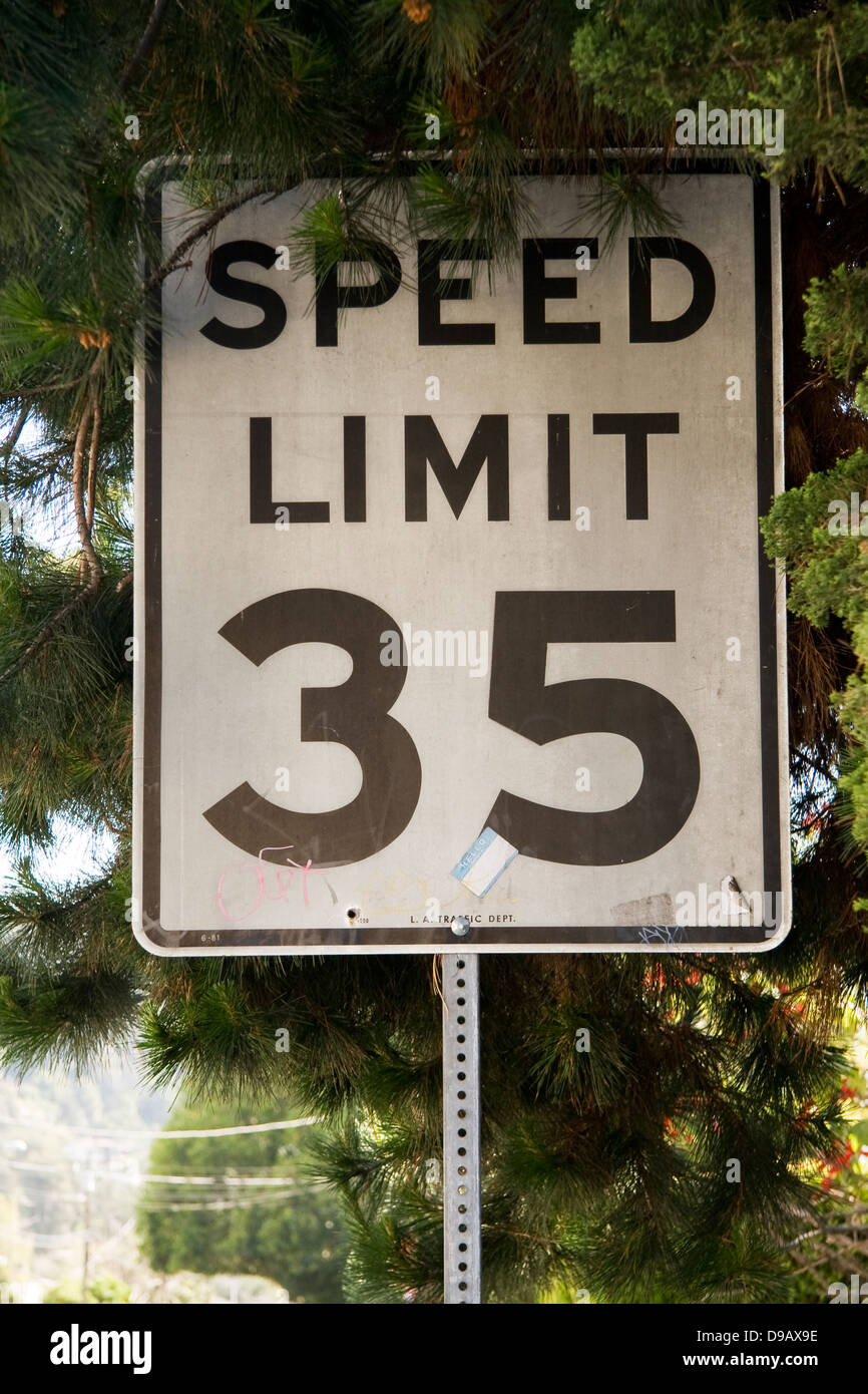 35 mph speed limit sign hi-res stock photography and images - Alamy