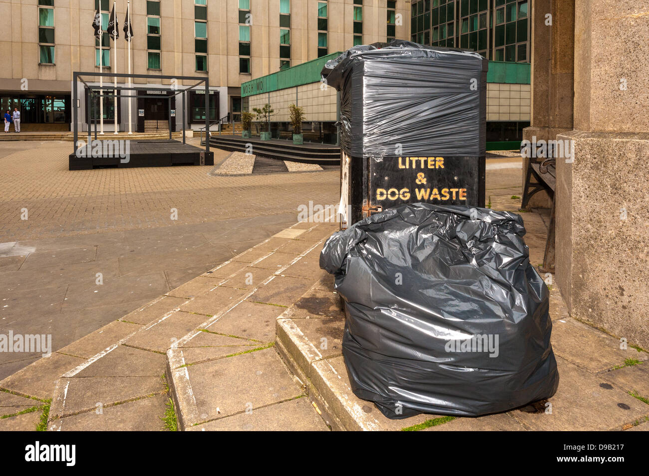 Brighton beach covered in rubbish hires stock photography and images