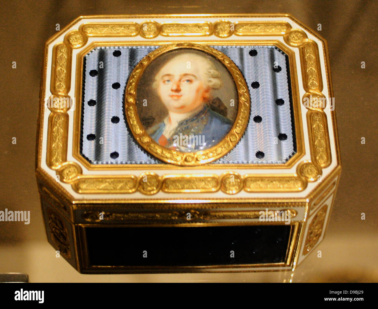 Snuffbox.  Gold, enamel, ivory.  Attributed to P.M.C.  miniature of Louis XV1. [painted by Louis-Marie Sicardi 1746-1825), Swiss ca 1790. Stock Photo