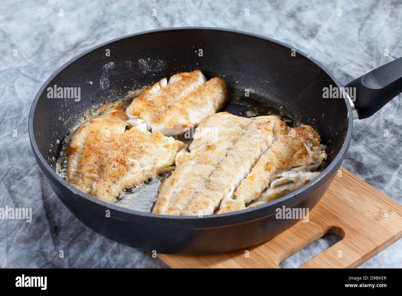 Треска сковороде простой рецепт. Филе рыбы в сотейнике. Треска на сковороде. Треска жареная на сковороде подача. Треска с подливкой на сковороде.