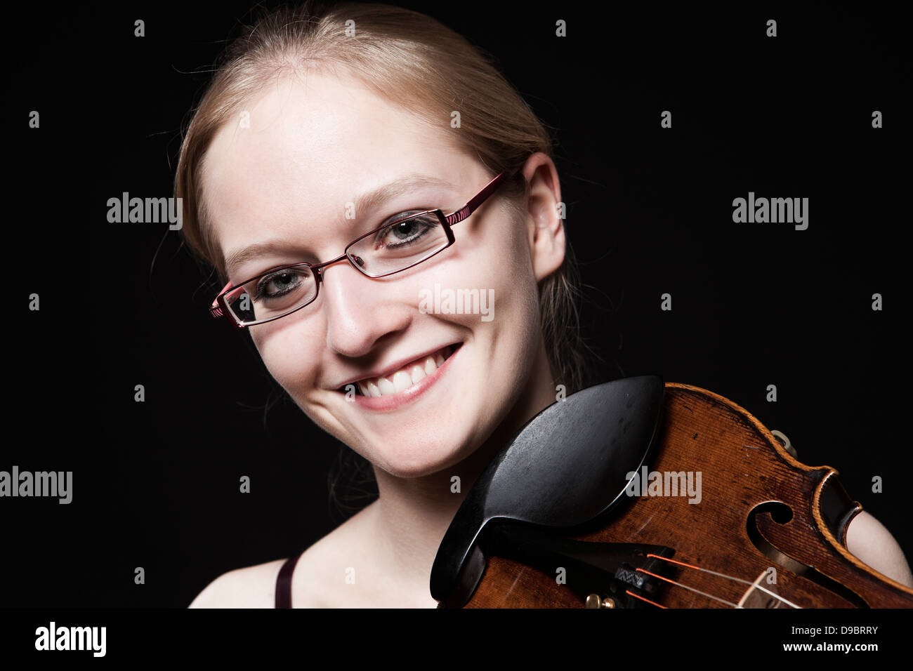 Teenage girl playing violin, close up Stock Photo - Alamy