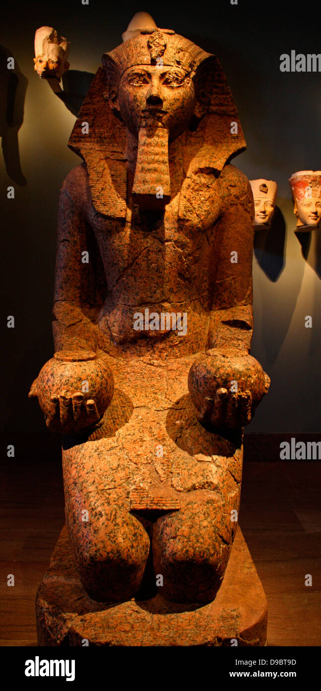 Large kneeling statue of hatshepsut hires stock photography and images