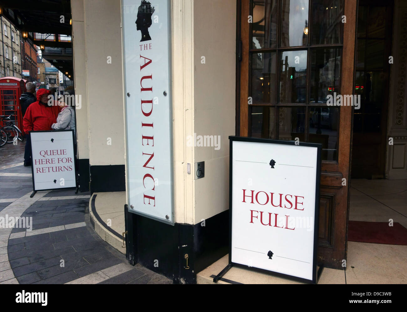 'House Full' sign for The Audience with Helen Mirren at Gielgud Theatre, London Stock Photo