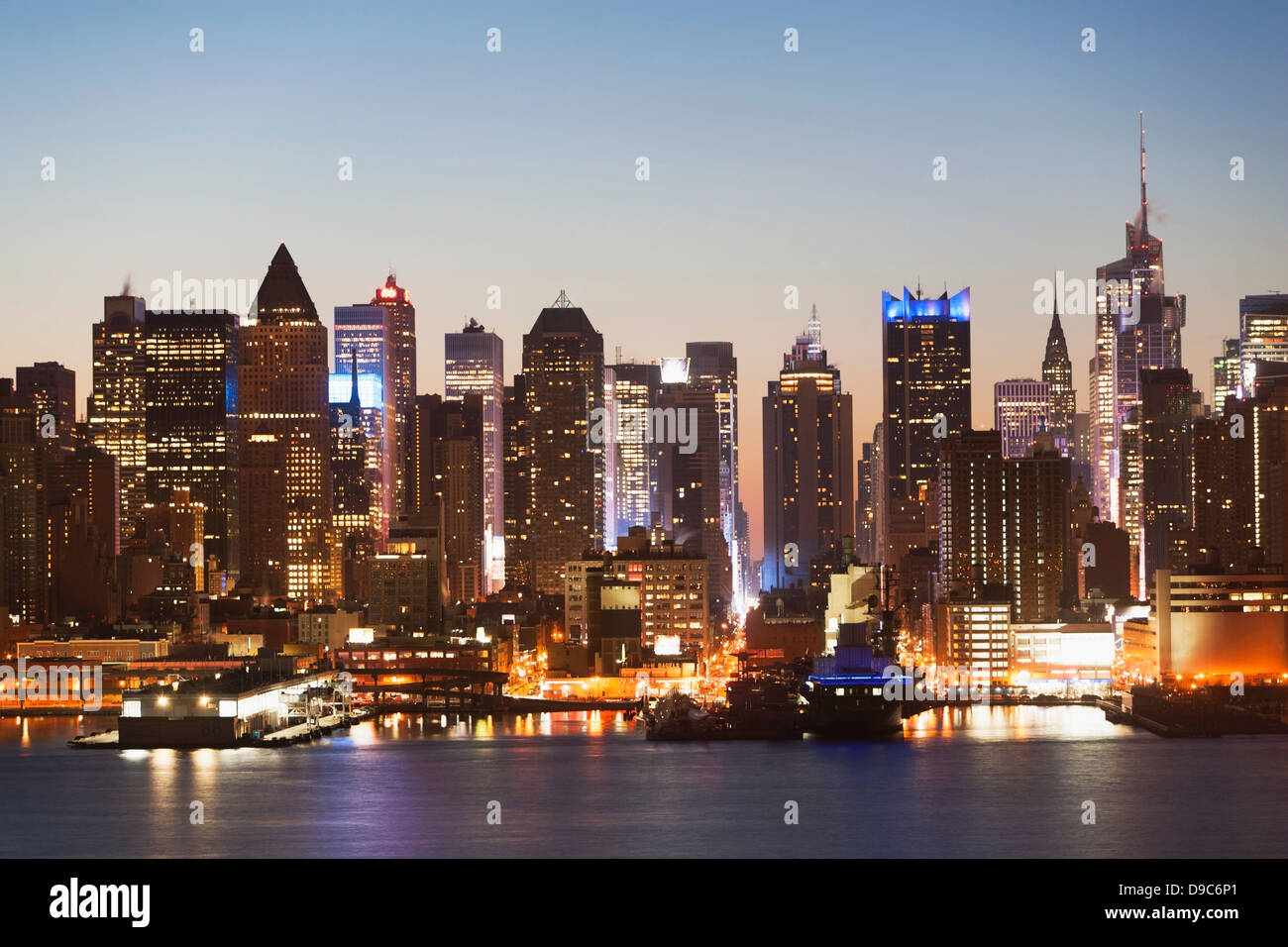 Ny skyline reflect light hi-res stock photography and images - Alamy