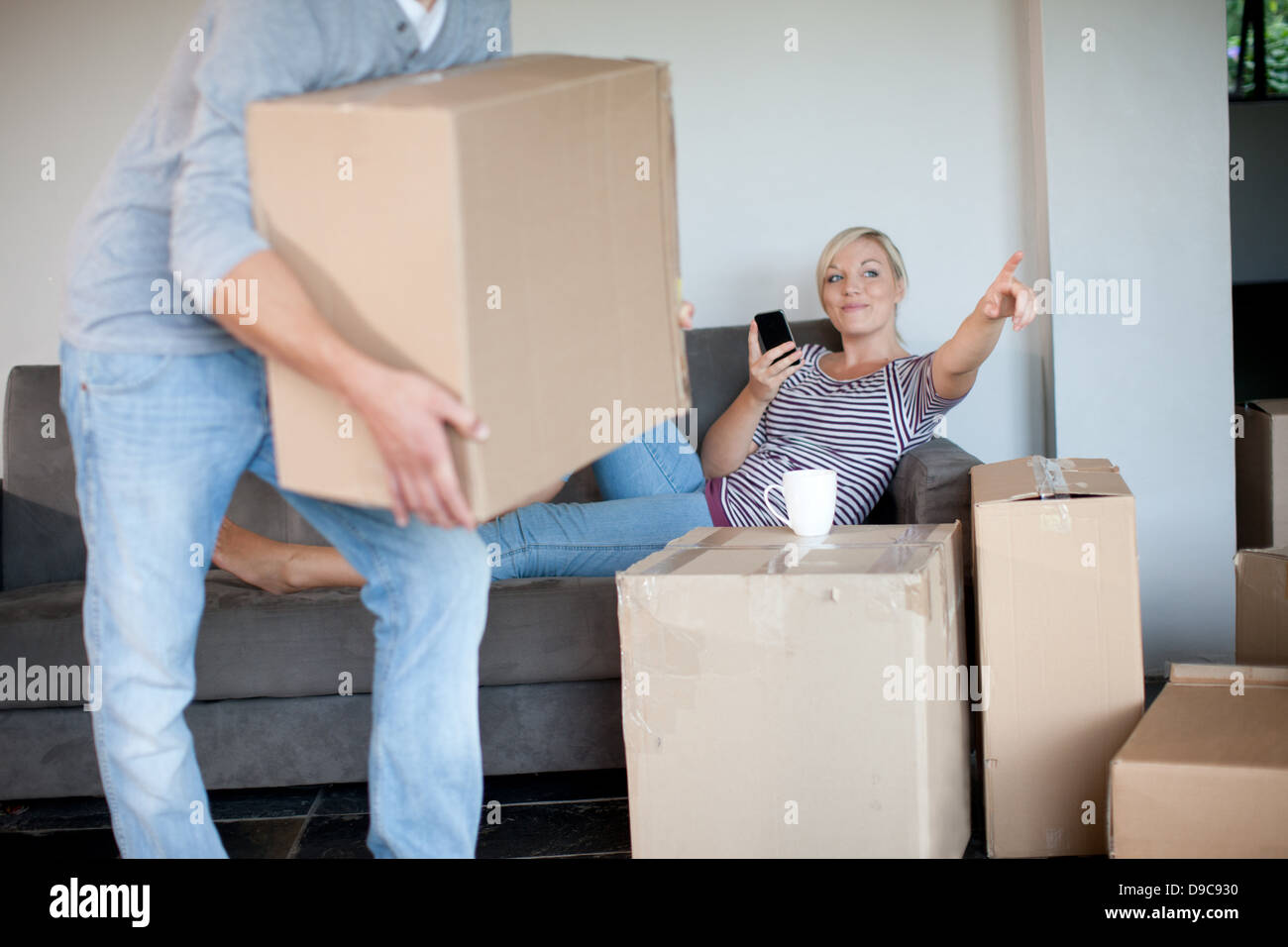 Man lifting heavy box for woman hi-res stock photography and images - Alamy