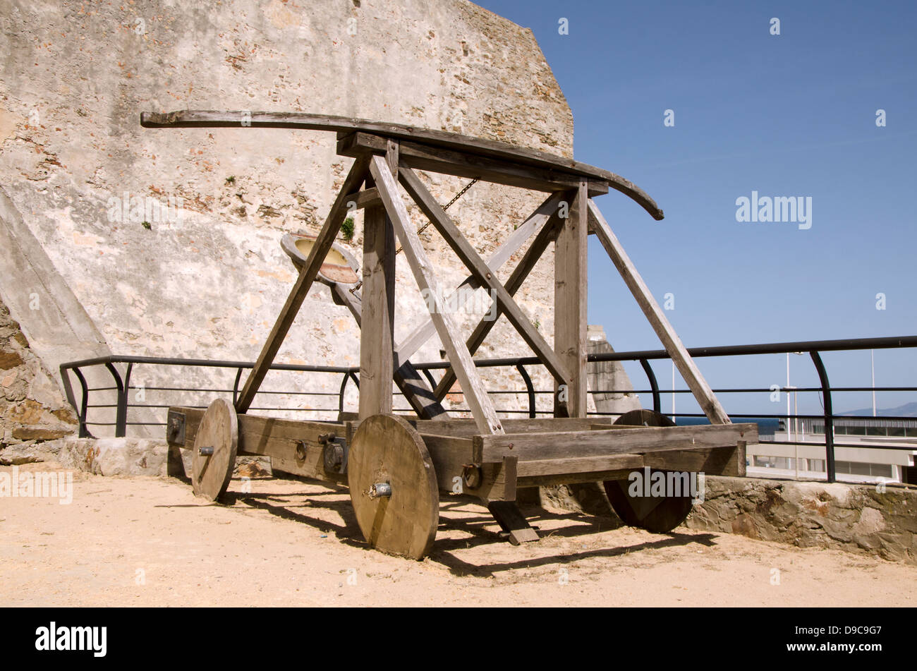 Big medieval catapult in front of the castle of Guzman el Bueno in Tarifa, Cadiz, Andalusia, Spain. Stock Photo