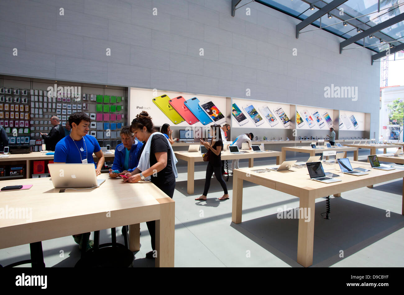 Inside Apple Third Street Promenade: a luxe temple in SoCal