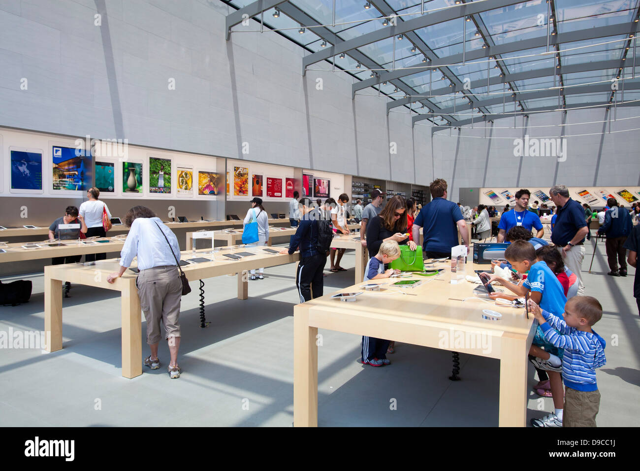 Apple Store On Third Promenade Street Santa Monica Usa Stock Photo -  Download Image Now - iStock