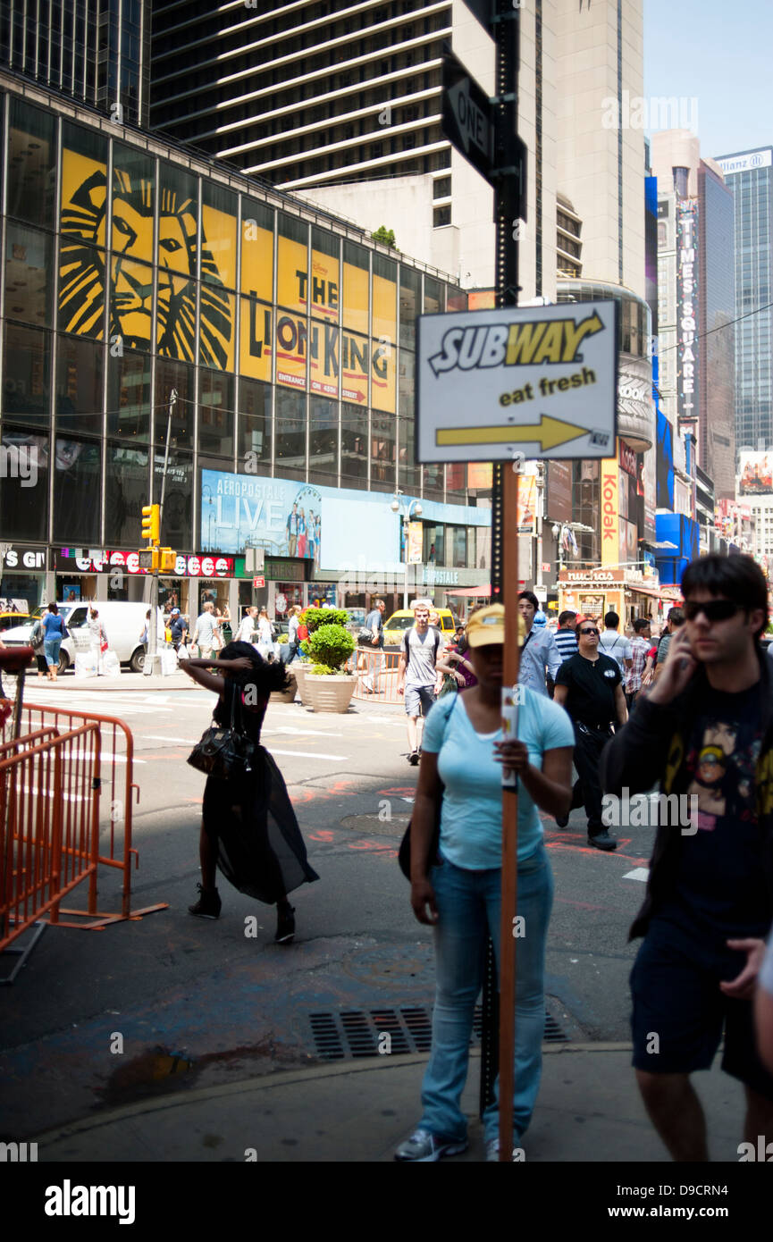 Walking nyc street hi-res stock photography and images - Alamy