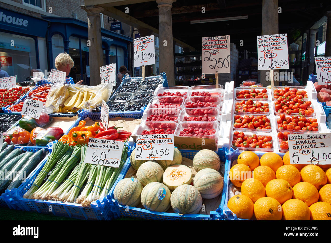 Fruit and veg stall at a farmers market Stock Photo - Alamy