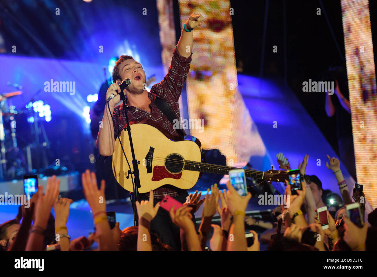 Toronto, Canada. 16th June, 2013. Phillip Phillips performs at the 2013 MMVA in Toronto Canada. The MuchMusic Video Awards took over the trendy Queen West village in Toronto for an award show featuring PSY and other super stars including Avril Lavigne, Demi Lovato, Serena Ryder, Ed Sheeran, Marianas Trench, Classified, and Armin Van Buuren with Trevor Guthrie. Credit:  Victor Biro/Alamy Live News Stock Photo