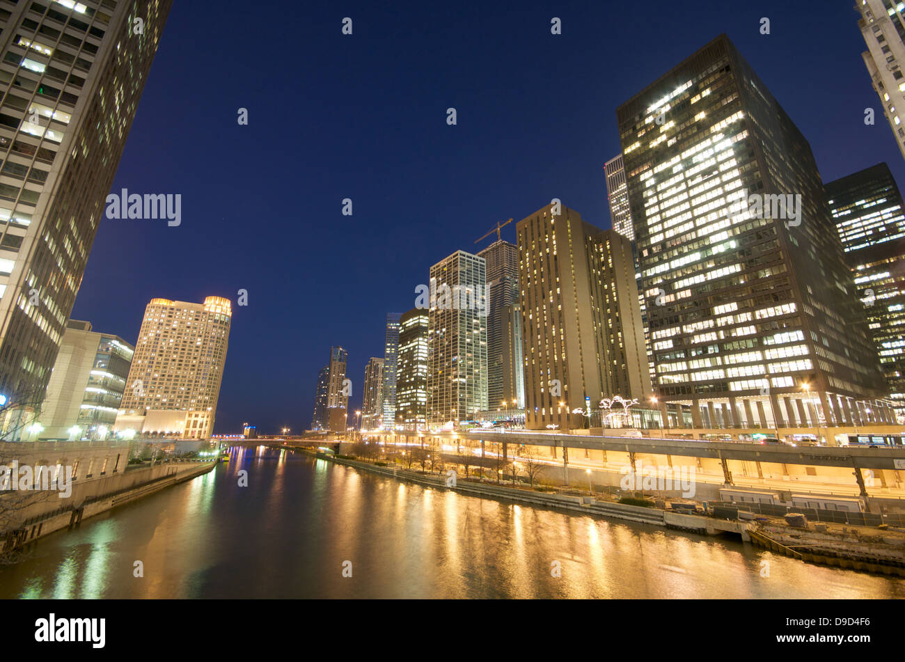 Chicago skyline night hi-res stock photography and images - Alamy
