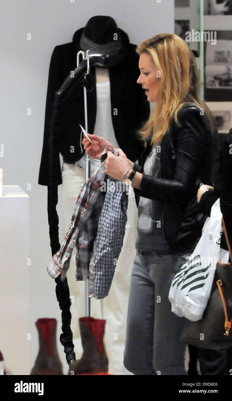 Kate Moss shopping at Zadig Voltaire in Central London London England 26.03.11 Stock Photo Alamy