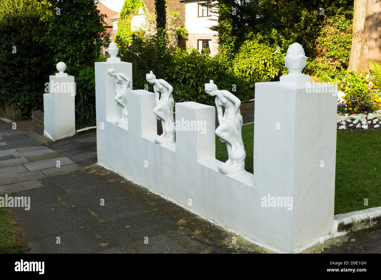 Ornate garden wall with statues, Brighton and Hove, UK Stock Photo Alamy