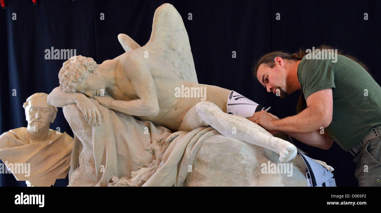Restorer Pierre Zwetkow works on the "Morpheus" statue by French sculptor Jean-Antoine Houdon (1741-1828) at the Palace Museum at the Schloss Friedenstein in Gotha, Germany, 18 June 2013. Numerous sculptures are being restored at the museum which houses an exceptional collection of 22 of Houdon's works. Photo: MARTIN SCHUTT Stock Photo
