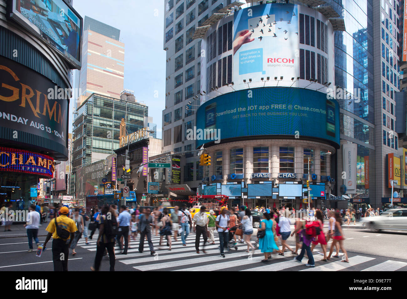 CROWD CROSSING CROSSWALK FORTY SECOND STREET MIDTOWN MANHATTAN NEW YORK CITY USA Stock Photo