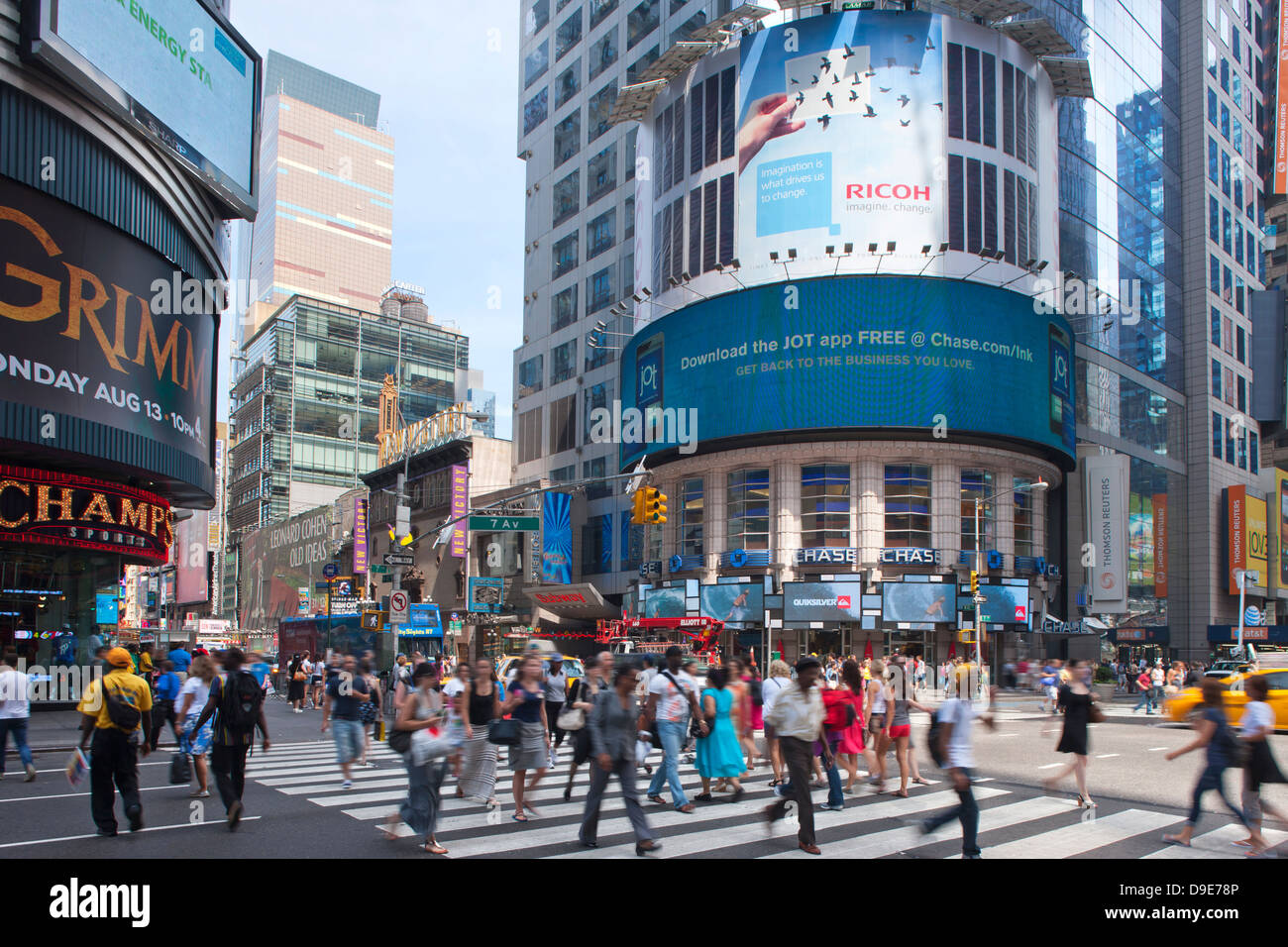 CROWD CROSSING CROSSWALK FORTY SECOND STREET MIDTOWN MANHATTAN NEW YORK CITY USA Stock Photo