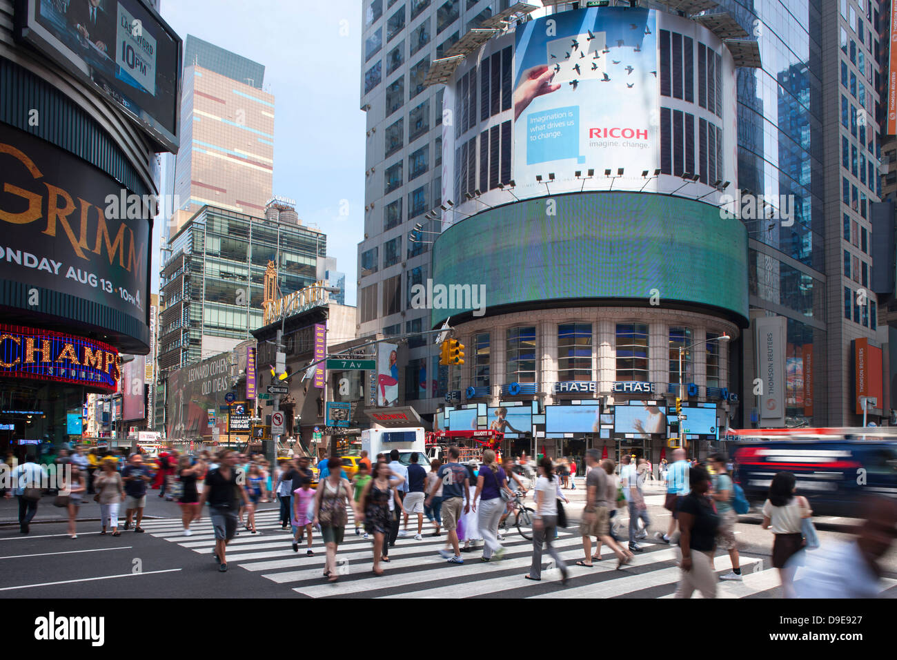 CROWD CROSSING CROSSWALK FORTY SECOND STREET MIDTOWN MANHATTAN NEW YORK CITY USA Stock Photo