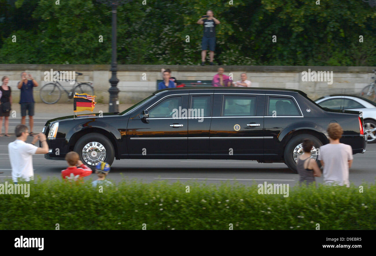 Berlin, Germany. 18th June, 2013. The limousine carrying US President Barack Obama drives towards the Brandenburg Gate after their arrival in Berlin, Germany, 18 June 2013. Photo: Rainer Jensen/dpa /dpa/Alamy Live News Stock Photo