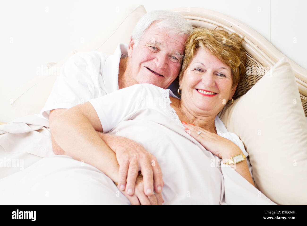 Домашнее пожилых мужа и жены. Пожилая пара в постели. Пожилые пары в кровати. Счастливая пожилая пара в кровати. Пенсионеры в постели.
