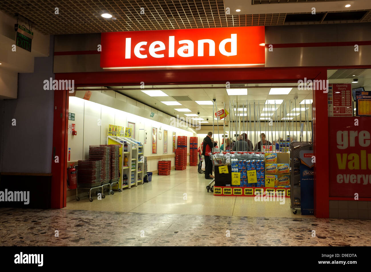 front entrance of iceland supermarket in the chequers shopping centre