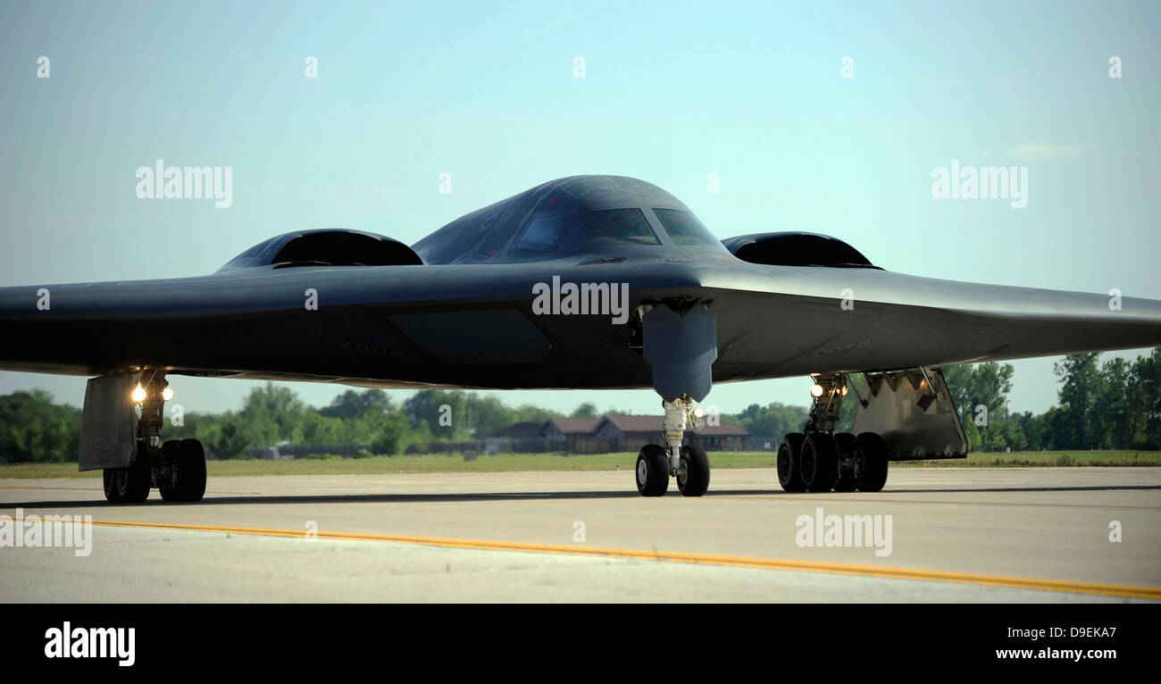 A B2 Spirit taxis onto the flight line at Whiteman Air Force Base, Missouri Stock Photo Alamy