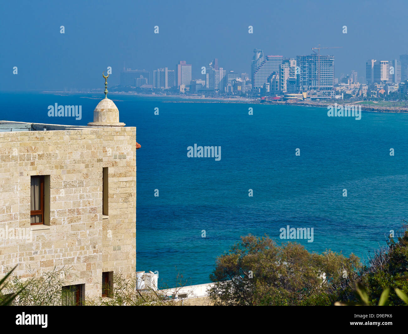 Skyscraper in tel aviv hi-res stock photography and images - Alamy