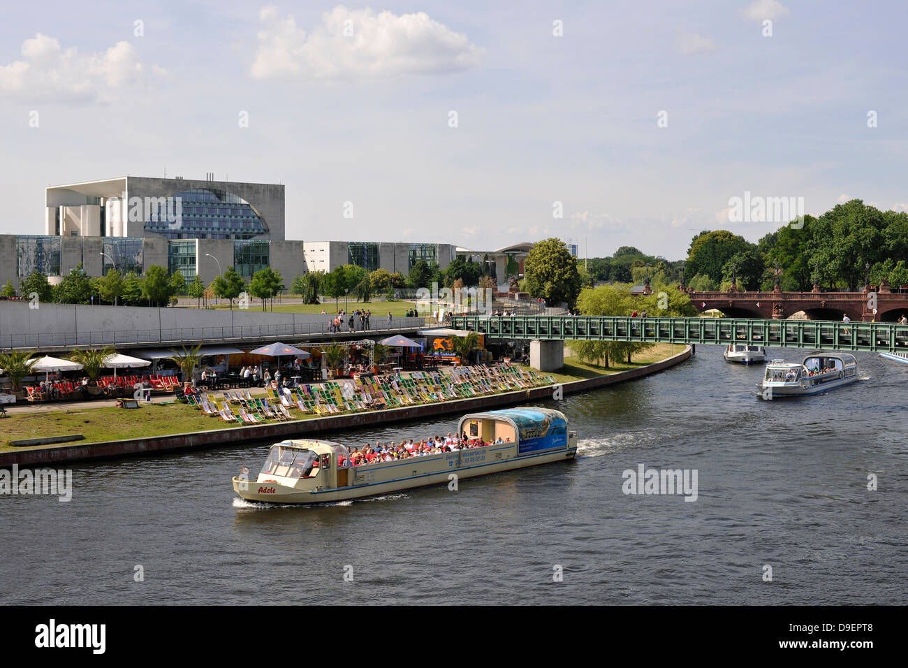Active ship traffic, holiday boats before Runable aground Spree curve park and Office of the Federal Chancellor, Spree curve, go Stock Photo