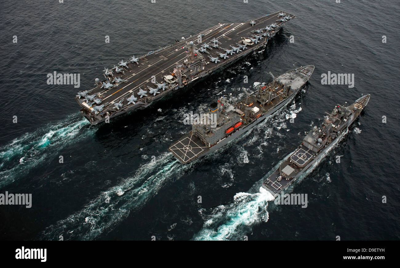 A replenishment at sea between USS Abraham Lincoln, USNS Guadalupe and USS Cape St. George. Stock Photo