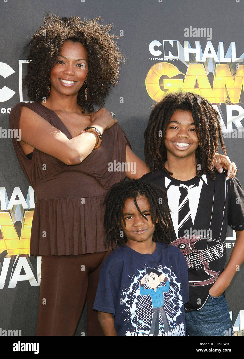 Vanessa William with her children Cartoon Network 'Hall of Game Awards