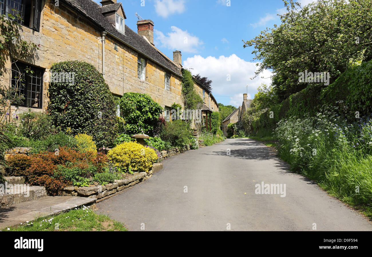 Traditional terrace of Cotswold stone Cottages Stock Photo Alamy