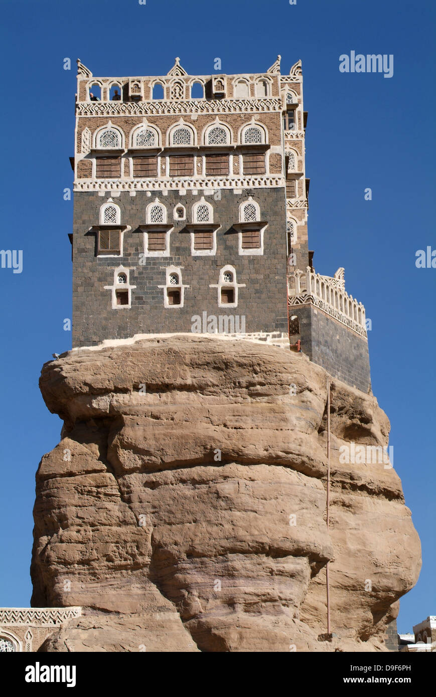 The tower house of Dar al Hajar at Wadi Dhahr on Yemen Stock Photo Alamy