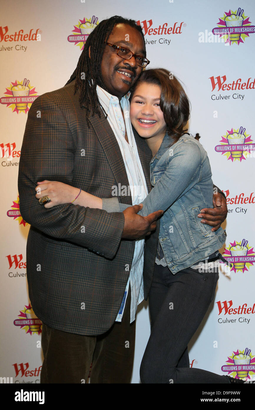 Zendaya Poses With Her Father Kazembe Coleman And Mother Zendaya