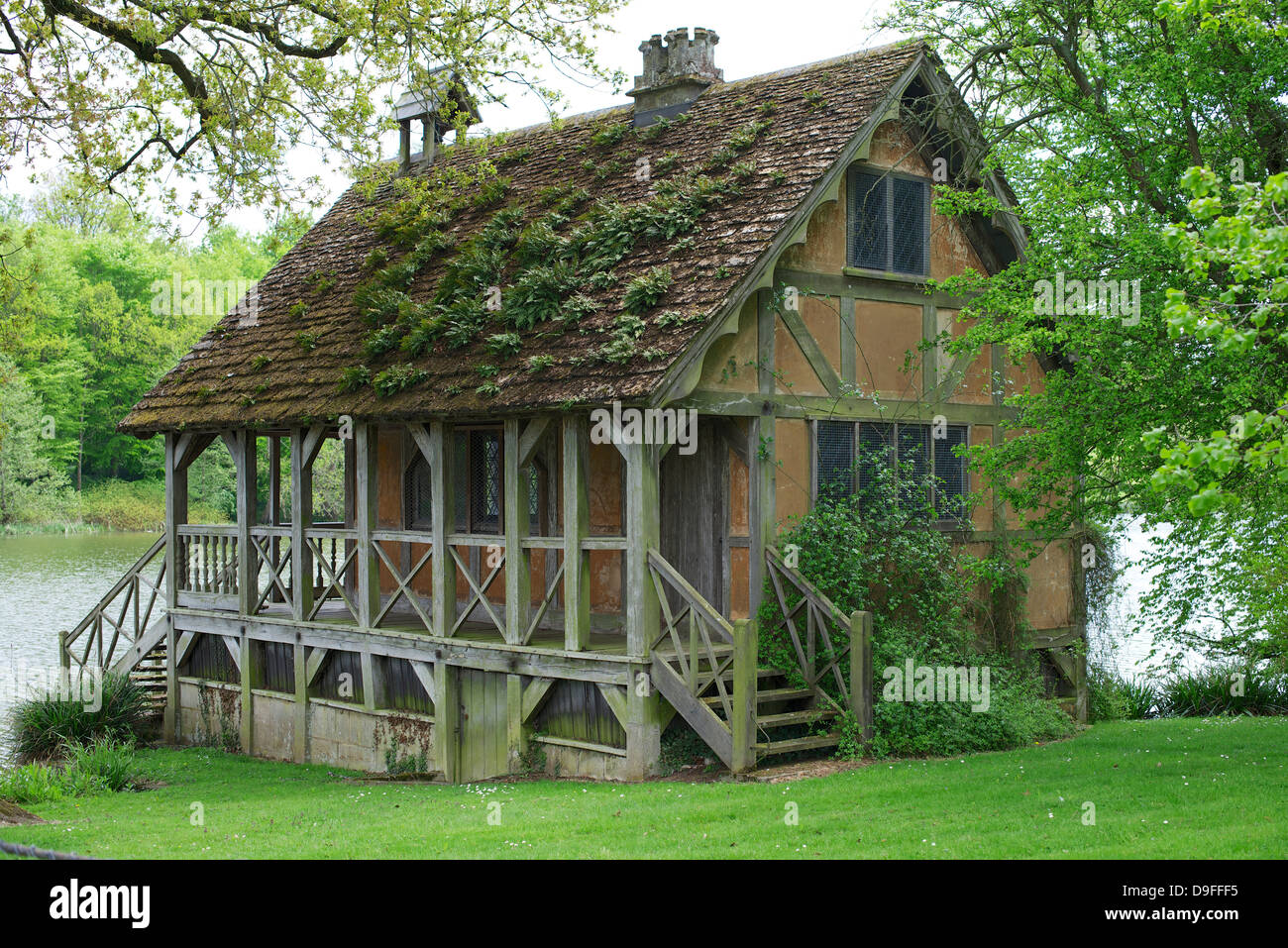 BOATING LODGE ON THE GREAT LAKE DESIGNED BY CAPABILITY BROWN IN GROUNDS OF BOWOOD HOUSE WILTSHIRE Stock Photo