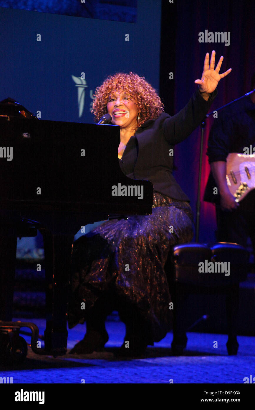 Roberta flack hi-res stock photography and images - Alamy
