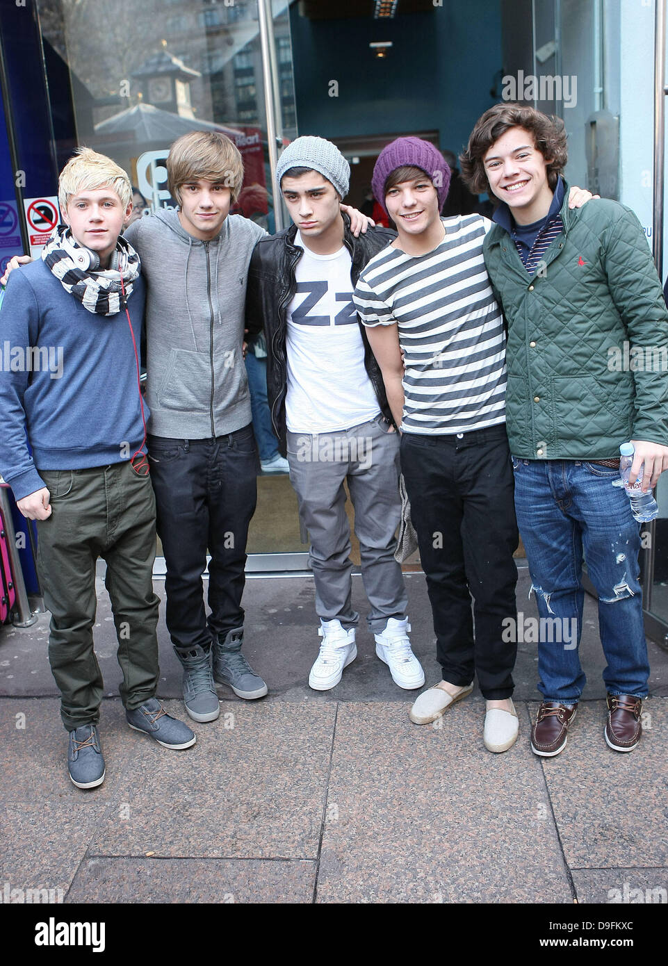 Niall horan one direction outside hi-res stock photography and images -  Alamy, image size:961x1390