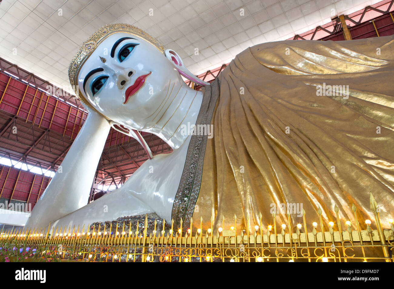 The 70m long Chaukhtatgyi Reclining Buddha at Chaukhtatgyi Paya, Yangon (Rangoon), Myanmar (Burma) Stock Photo