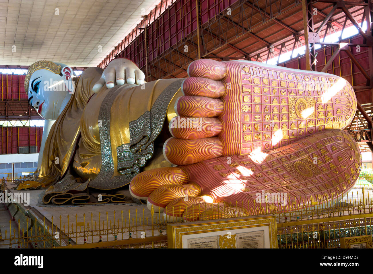 The 70m long Chaukhtatgyi Reclining Buddha at Chaukhtatgyi Paya, Yangon (Rangoon), Myanmar (Burma) Stock Photo