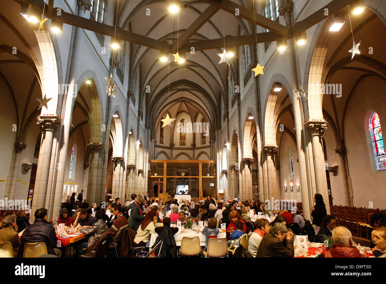 Christmas meal offered by the Sant'Egidio community in Saint-Hippolyte church, Paris Stock Photo