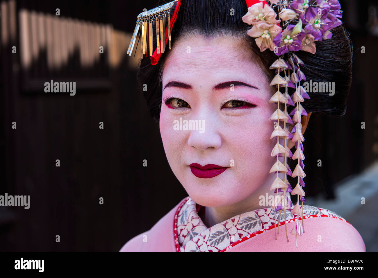 Traditionally dressed Geishas in the old quarter of Kyoto, Japan Stock Photo
