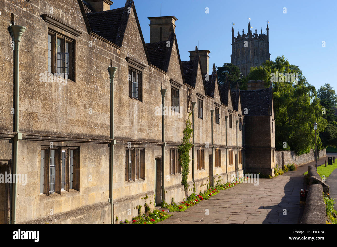 Row of Alms houses and St. James Cotswold wool church, Chipping Campden, Gloucestershire, Cotswolds, England, UK Stock Photo