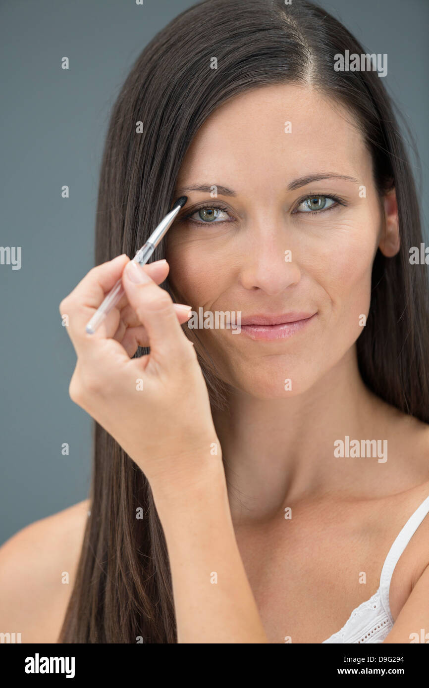 Eyeliner applying hi-res stock photography and images - Alamy