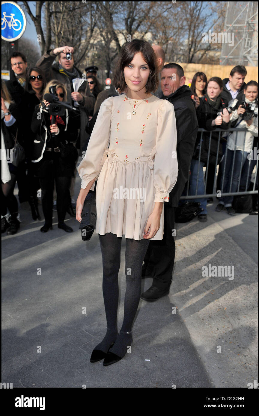 How to Wear Pattern Tights - Alexa Chung