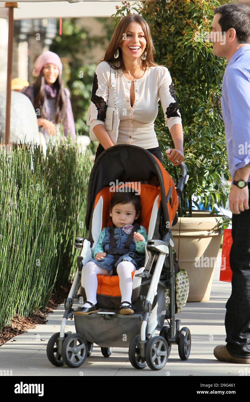 Sofia Vergara, Ella Hiller and Ty Burrell on the set of 'Modern Family(05)