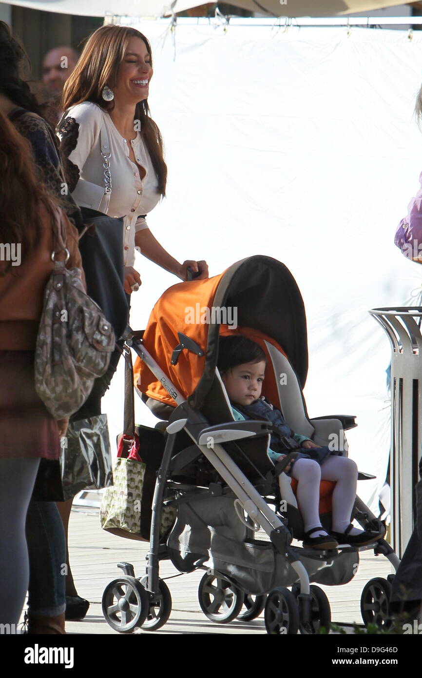 Sofia Vergara and Ella Hiller on the set of 'Modern Family' Glendale(03)
