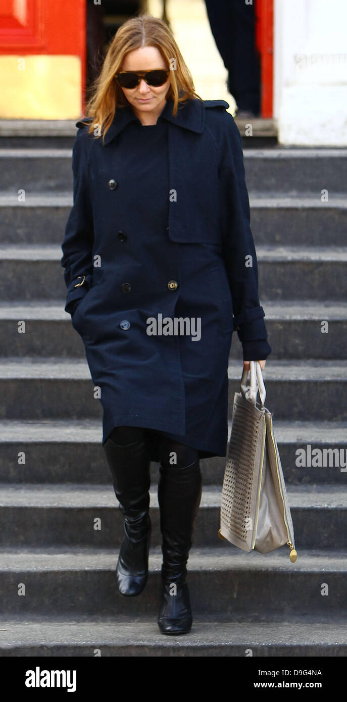 Stella McCartney and her husband Alasdhair Willis after dropping their  children off at school London, England - 21.03.11 Stock Photo - Alamy