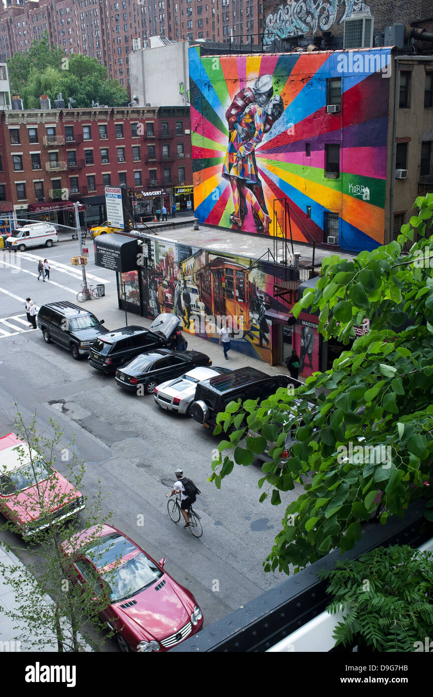 Alfred Eisenstaedt iconic VJ Day in Times Square kiss graffiti by artist Eduardo Kobra, Chelsea near The High Line, New York Stock Photo